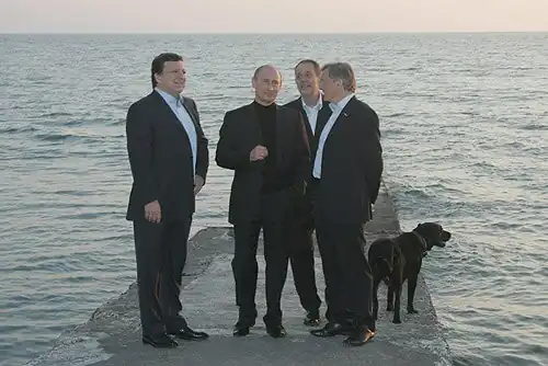 Konni looks down while José Manuel Barroso, Vladimir Putin, Javier Solana, and Wolfgang Schuessel have a discussion.