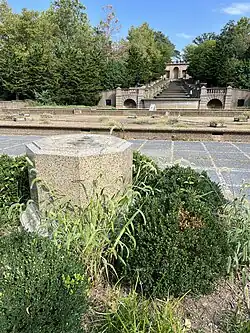 Photograph of an empty pedestal
